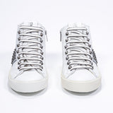 Vista frontale della mid top bianca e argento metallizzato sneaker. Tomaia in pelle con borchie, zip interna e suola in gomma vintage.
