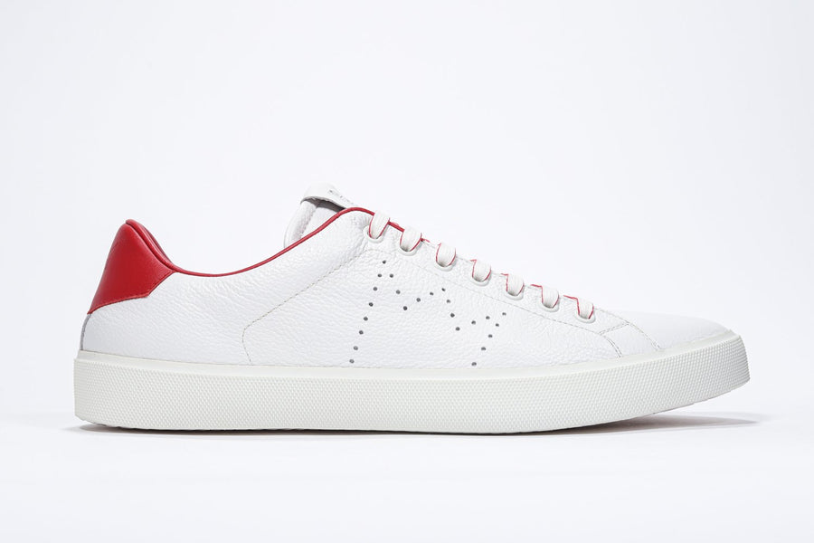 Weißer Low-Top-Sneaker im Seitenprofil mit roten Details und perforiertem Kronenlogo auf dem Obermaterial. Obermaterial aus Vollleder und weiße Gummisohle.
