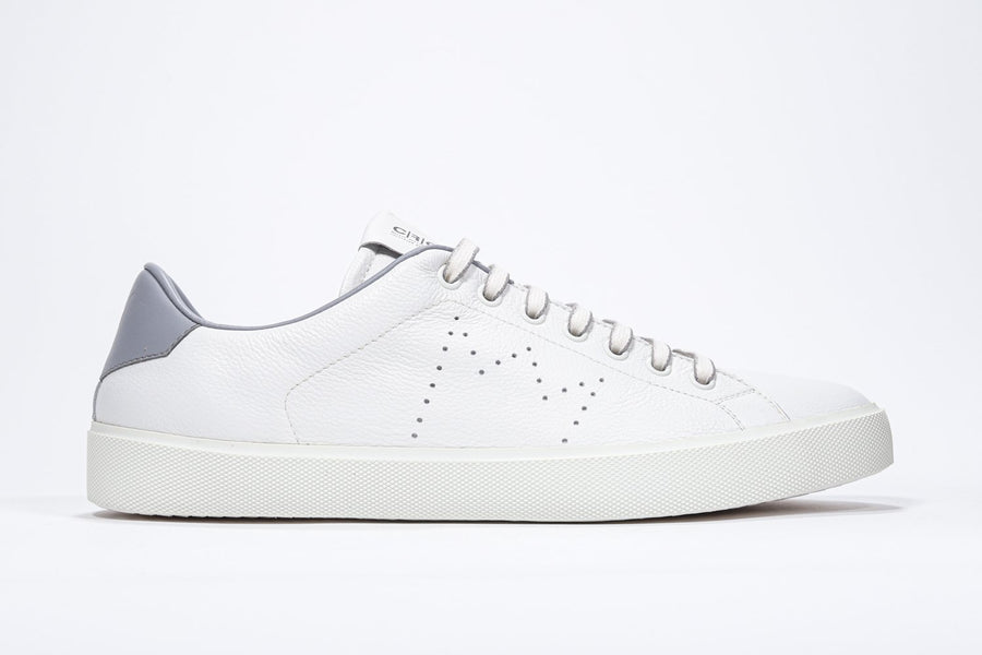 Weißer Low-Top-Sneaker im Seitenprofil mit hellgrauen Details und perforiertem Kronenlogo auf dem Obermaterial. Schaft aus Vollleder und weiße Gummisohle.
