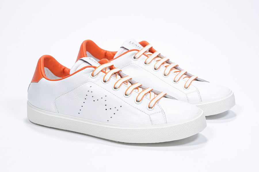 Dreiviertelansicht der Vorderseite eines weißen Low-Top-Sneakers mit orangefarbenen Details und perforiertem Kronenlogo auf dem Obermaterial. Obermaterial aus Vollleder und weiße Gummisohle.