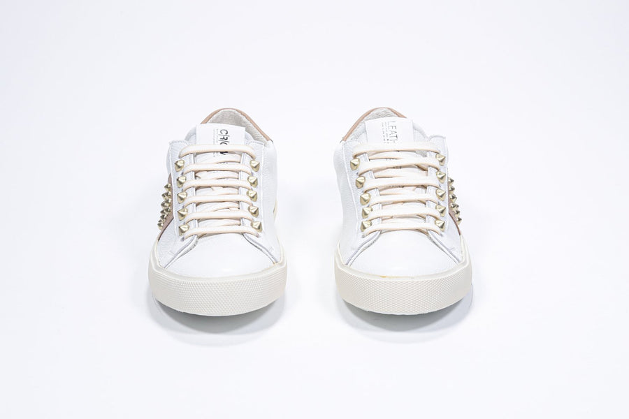 Vorderansicht von Low-Top-Sneaker weiß und cuoio. Obermaterial aus Vollleder mit Nieten und Vintage-Gummisohle.