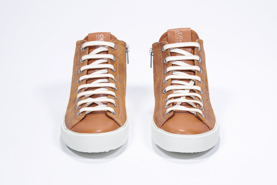 Sneaker mid top rust con tomaia in pelle scamosciata con logo della corona traforato, zip interna e suola bianca.
